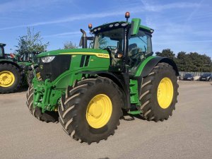 Трактор John Deere 6R 215